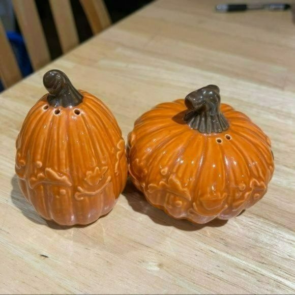 Orange Pumpkin And Gourd Salt‎ And Pepper - Picture 2 of 4